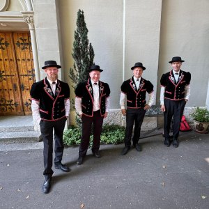 "Chächi" Manne vorem Uuftritt